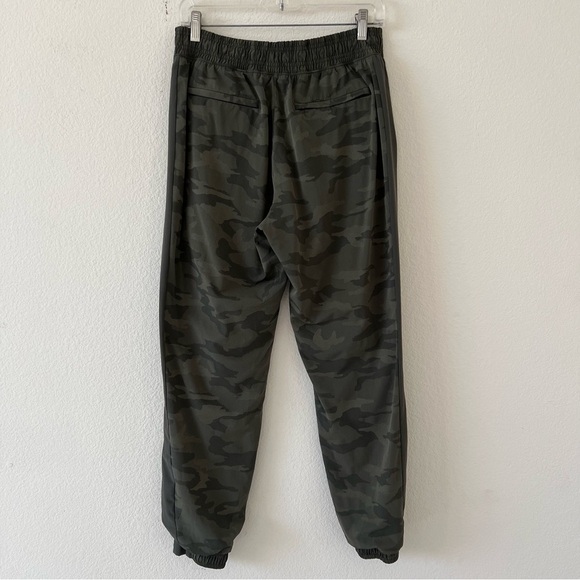 Athleta Brooklyn Textured Lined Lux Jogger Olive Camo Athleisure Gorpcore Size 8 - Picture 9 of 16